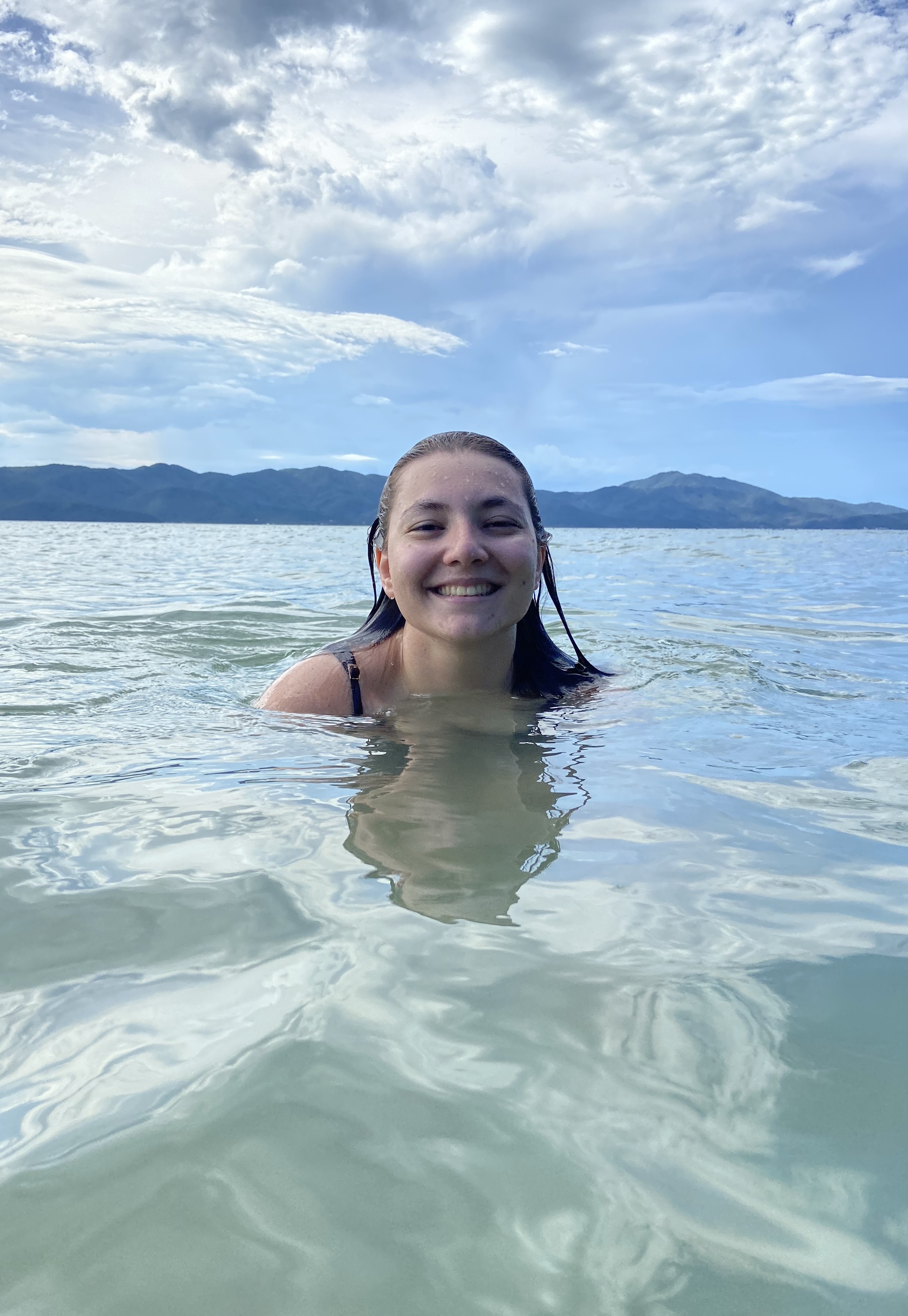 Tainá Calina tomando banho de mar em Floripa